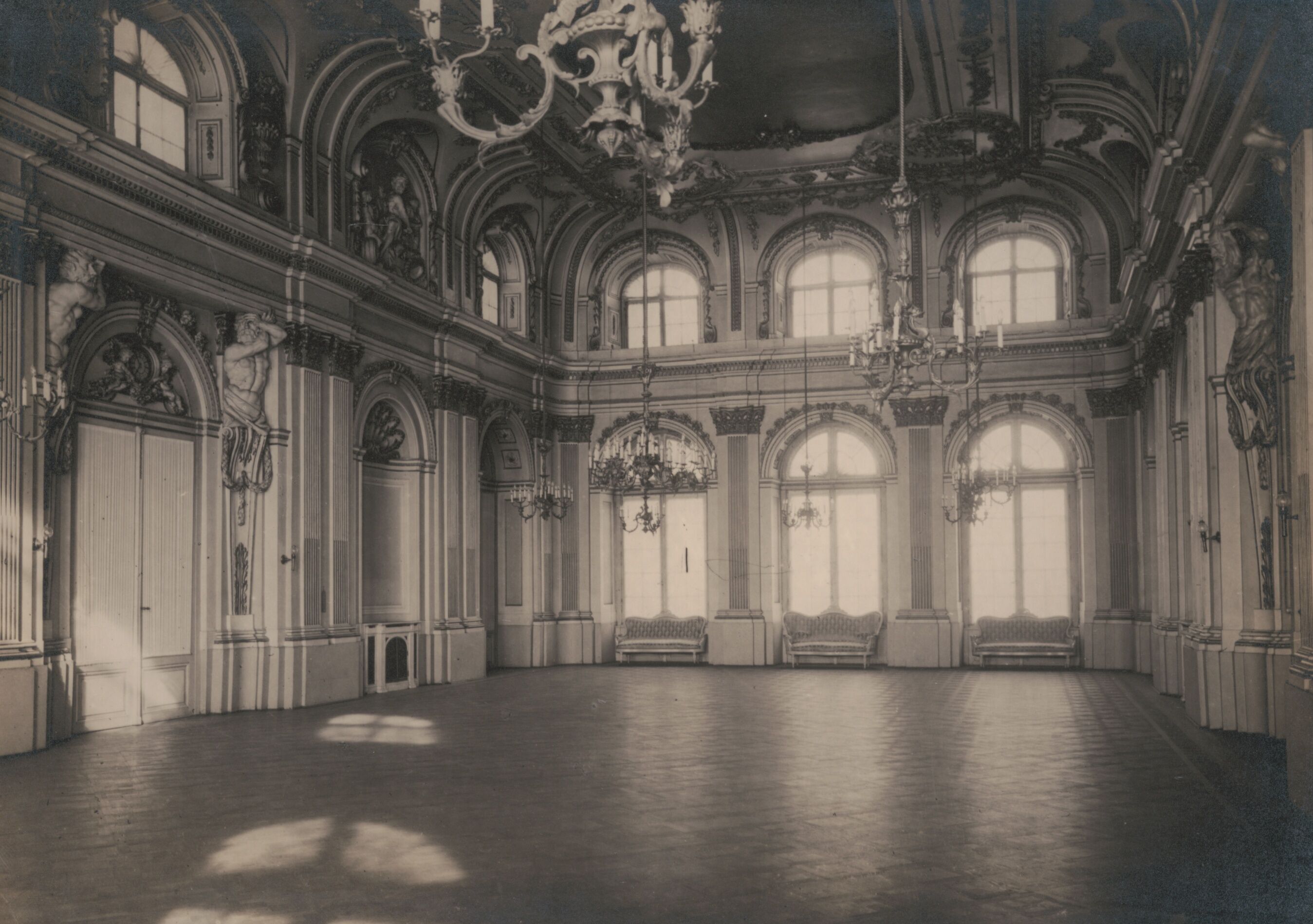 Erwin Quedenfeldt, "Aachen, Großer Saal im Alten Kurhaus", No. 755 aus der Serie "Einzelbilder vom Niederrhein", Fotografie, 1915.