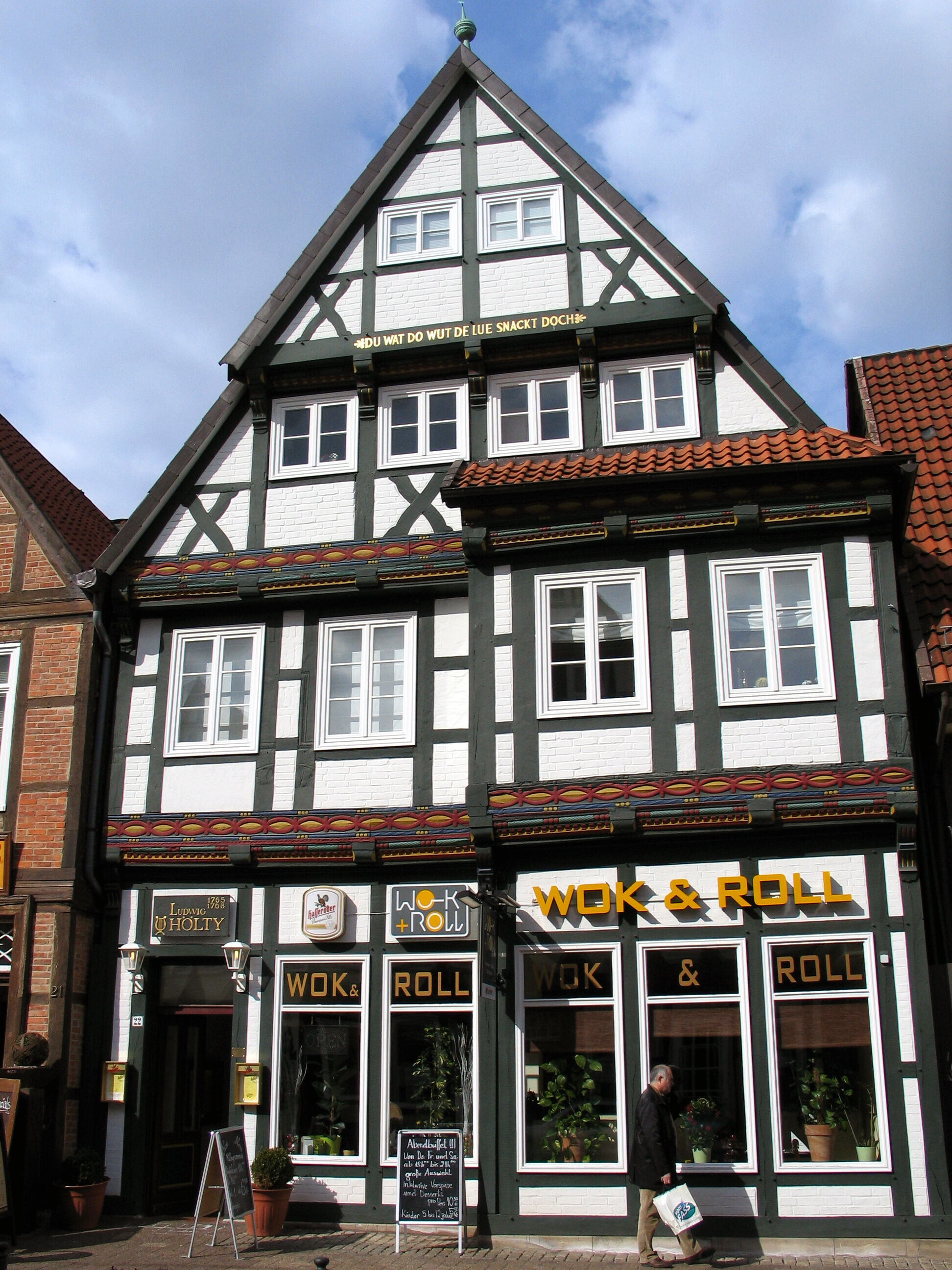 Schuhstraße 22 in der Altstadt von Celle, Gedenktafel für den Lyriker Ludwig Hölty 1765-1768 über dem Hauseingang