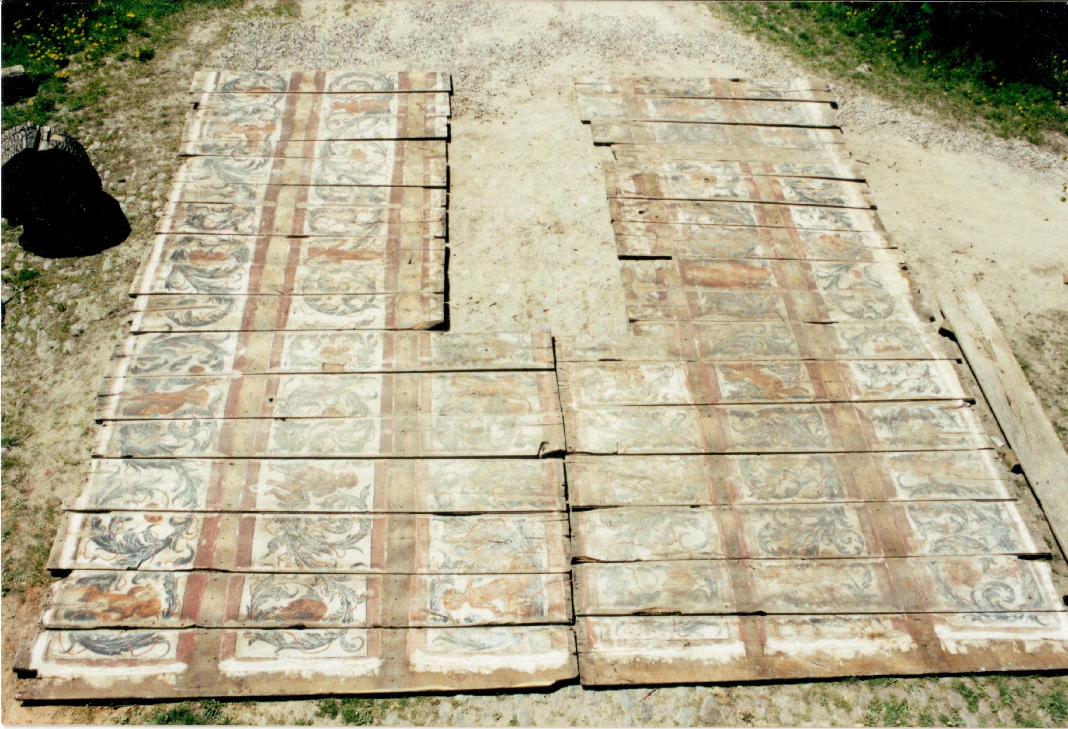 Abgenommene Bretter der ins EG versetzten Decke des Rittersaals, hist. Aufnahme