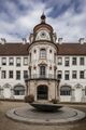 Schloss Alteglofsheim, Hofseite des Westflügels, Ansicht von Osten