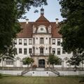 Schloss Alteglofsheim, Hofseite des Westflügels, Ansicht von Osten